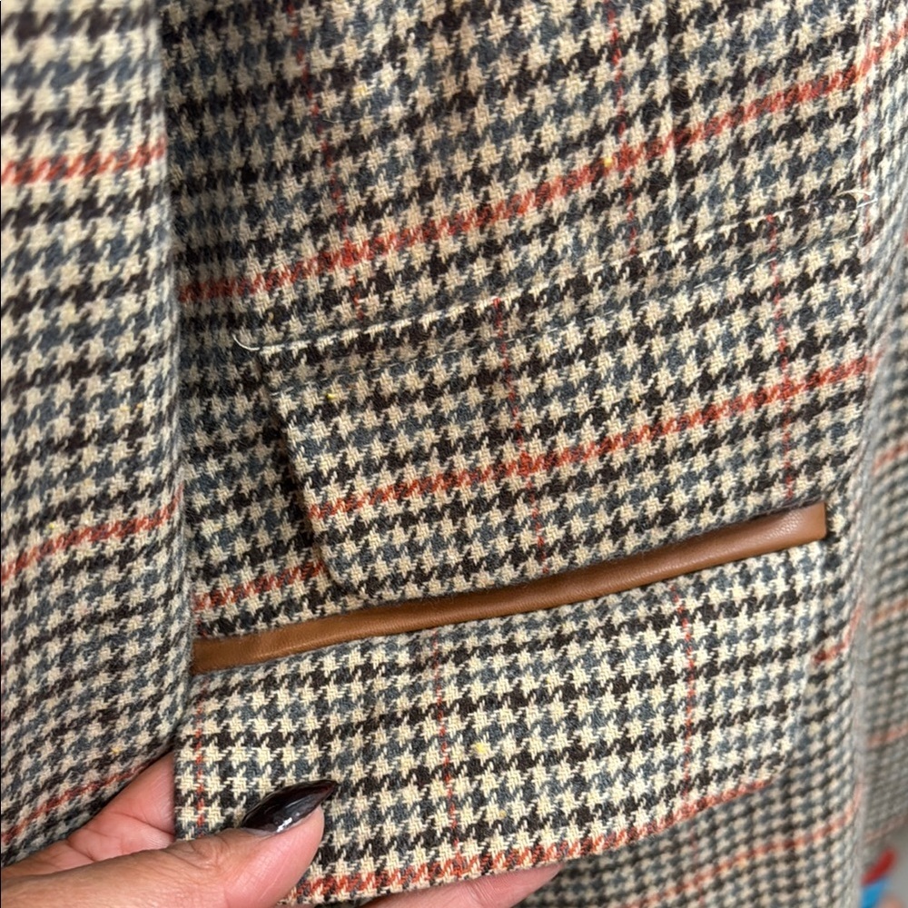 Gray And Red Blazer With Structured Silhouette - image 4